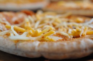 Pita pizzaer med chiliost & rød pesto - nem opskrift