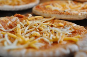 Pita pizzaer med chiliost & rød pesto - nem opskrift