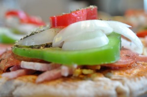 Pita pizzaer med chiliost & rød pesto - nem opskrift