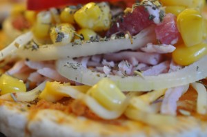 Pita pizzaer med chiliost & rød pesto - nem opskrift