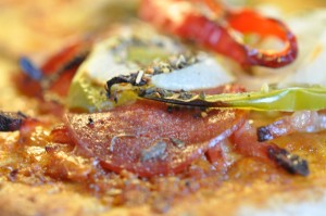 Pita pizzaer med chiliost & rød pesto - nem opskrift