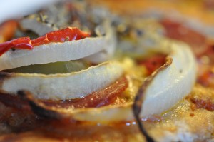 Pita pizzaer med chiliost & rød pesto - nem opskrift