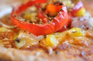 Pita pizzaer med chiliost & rød pesto - nem opskrift