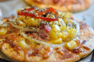 Pita pizzaer med chiliost & rød pesto - opskrift