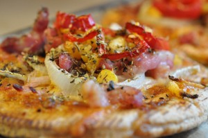 Pita pizzaer med chiliost & rød pesto - nem opskrift