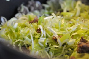 Pep din færdiglasagne op med porrer og gulerødder