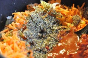 Pep din færdiglasagne op med porrer og gulerødder