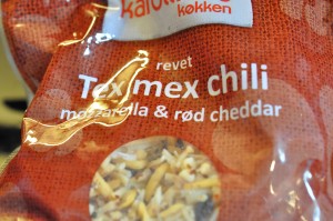 Pita pizzaer med chiliost & rød pesto - nem opskrift