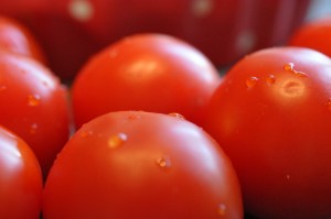Tomatsalat med feta ost & basilikum - opskrift