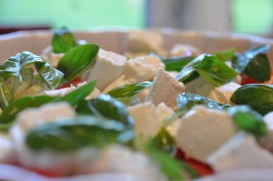 Tomatsalat med feta ost & basilikum - opskrift