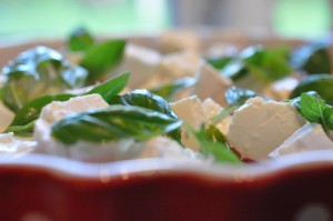 Tomatsalat med feta ost & basilikum - opskrift