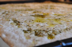 Pizza foccacia med hvidløg, skinke & tomat - deep pan med hvidløgsolie
