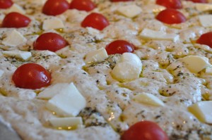 Pizza foccacia med hvidløg, skinke & tomat - deep pan med hvidløgsolie