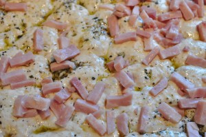 Pizza foccacia med hvidløg, skinke & tomat - deep pan med hvidløgsolie