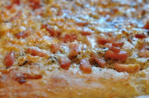 Pizza foccacia med hvidløg, skinke & tomat - deep pan med hvidløgsolie