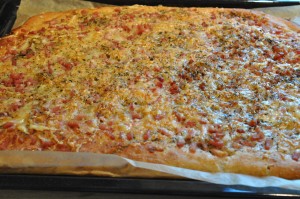 Pizza foccacia med hvidløg, skinke & tomat - deep pan med hvidløgsolie