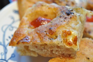 Pizza foccacia med hvidløg, skinke & tomat - deep pan