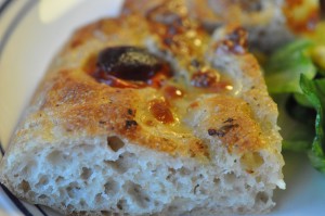 Pizza foccacia med hvidløg, skinke & tomat - deep pan med hvidløgsolie