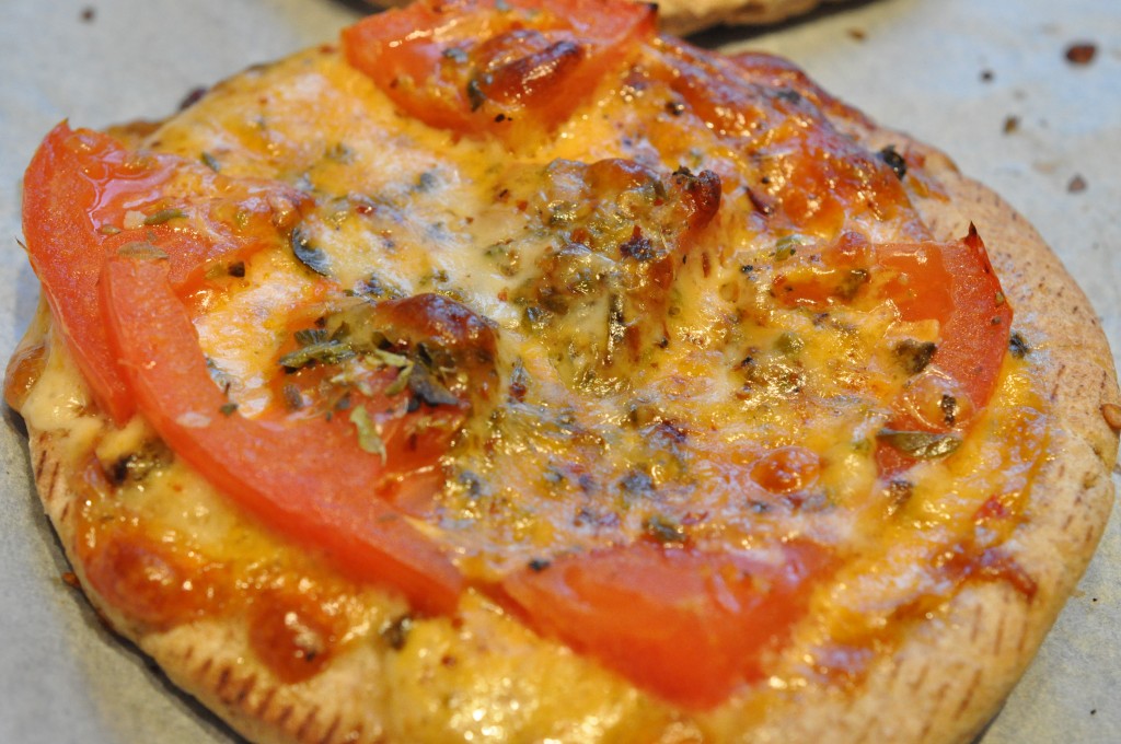 Tomatpizza med chiliost på pitabrødsbunde