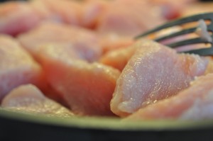 Kalkunret i stegeso med grøntsager og fløde