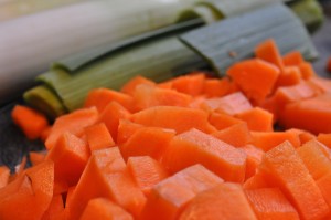 Kalkunret i stegeso med grøntsager og fløde