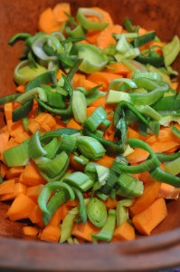 Kalkunret i stegeso med grøntsager og fløde