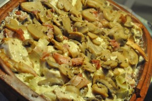 Kalkunret i stegeso med grøntsager og fløde