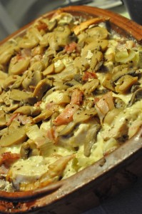 Kalkunret i stegeso med grøntsager og fløde