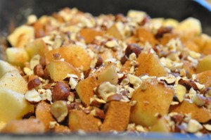 Sprød applecrumble med hasselnødder, kokos og kanel