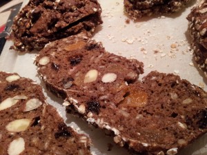 Mini rugbrød med abrikos, rosin, mandler og havreflager