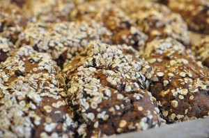 Mini rugbrød med abrikos, rosin, mandler og havreflager