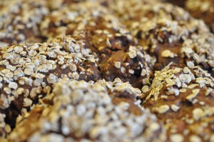 Mini rugbrød med abrikos, rosin, mandler og havreflager