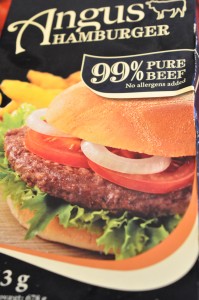 Kæmpe burger med bøffer & små stegte kartofler