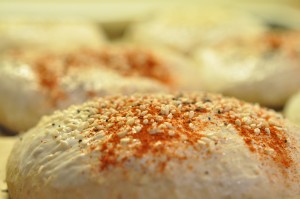 Kæmpe burger med bøffer & små stegte kartofler