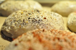 Kæmpe burger med bøffer & små stegte kartofler