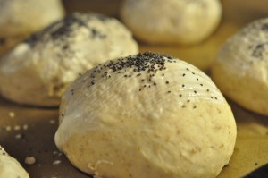 Kæmpe burger med bøffer & små stegte kartofler