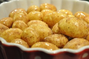 Kæmpe burger med bøffer & små stegte kartofler