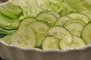 Kæmpe burger med bøffer & små stegte kartofler