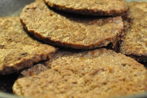 Kæmpe burger med bøffer & små stegte kartofler