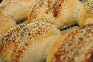 Kæmpe burger med bøffer & små stegte kartofler