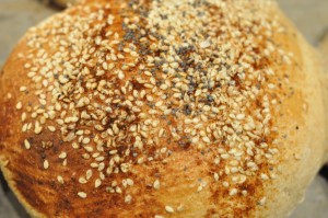 Kæmpe burger med bøffer & små stegte kartofler