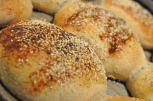 Kæmpe burger med bøffer & små stegte kartofler