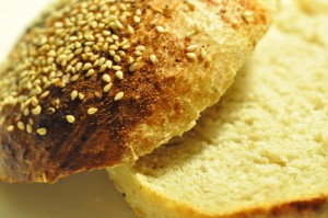 Kæmpe burger med bøffer & små stegte kartofler