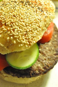 Kæmpe burger med bøffer & små stegte kartofler