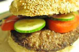 Kæmpe burger med bøffer & små stegte kartofler