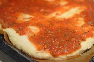 Pizza med oksekød og pepperoni - i bradepande