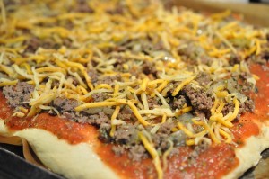 Pizza med oksekød og pepperoni - i bradepande