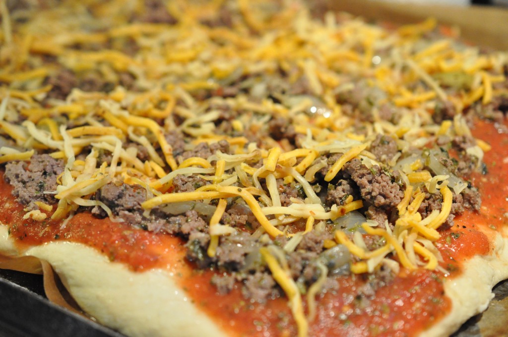 Pizza med oksekød og pepperoni - i bradepande