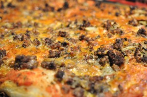 Pizza med oksekød og pepperoni - i bradepande