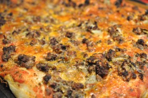 Pizza med oksekød og pepperoni - i bradepande